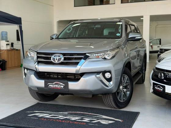 TOYOTA HILUX 2.8 SRX 4X4 CD 16V DIESEL 4P AUTOMÁTICO TOYOTA HILUX 2.8 SRX 4X4 CD 16V DIESEL 4P AUTOMÁTICO